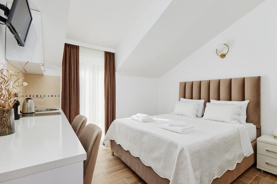 Bed, TV and multimedia, Photo of the whole room, towels