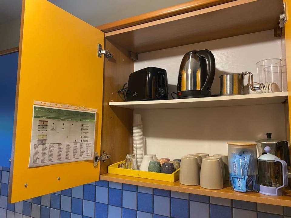 Coffee/tea facilities, toaster