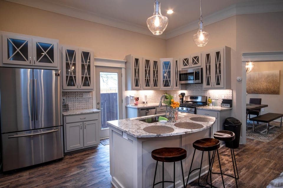 Kitchen or kitchenette, Dining area