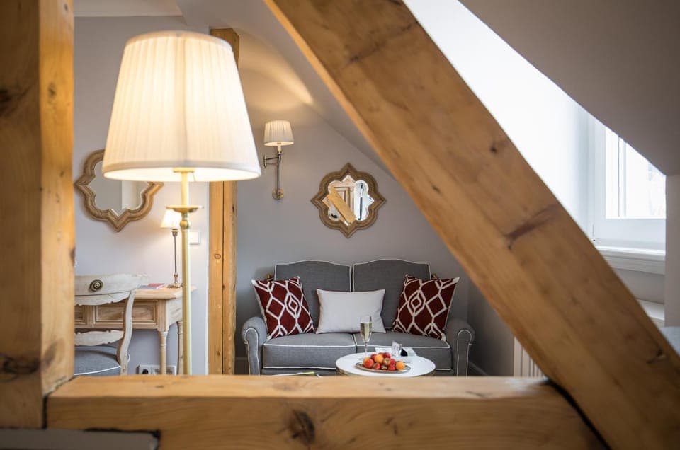 Photo of the whole room, Seating area