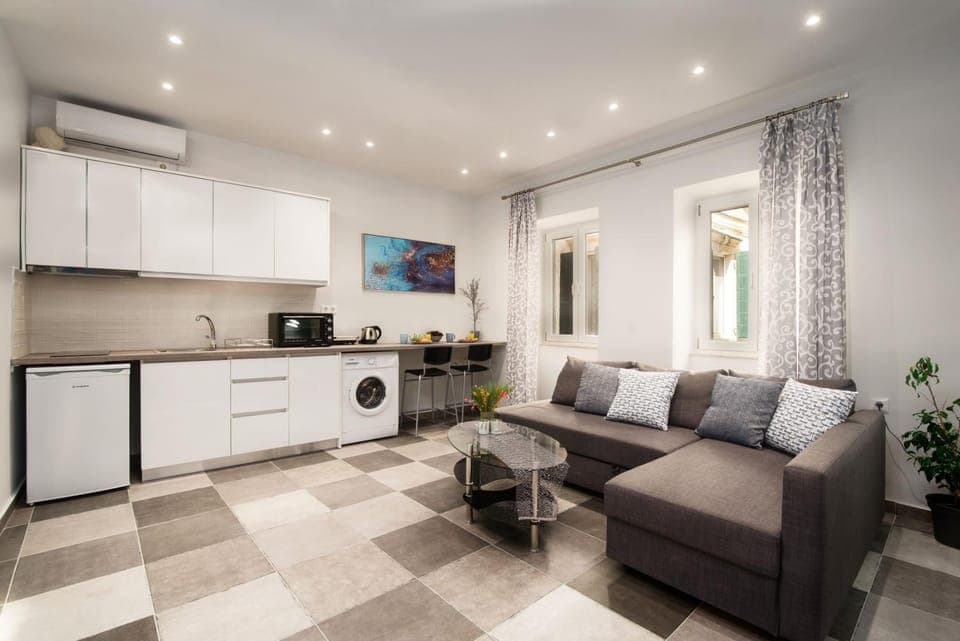 Kitchen or kitchenette, Living room