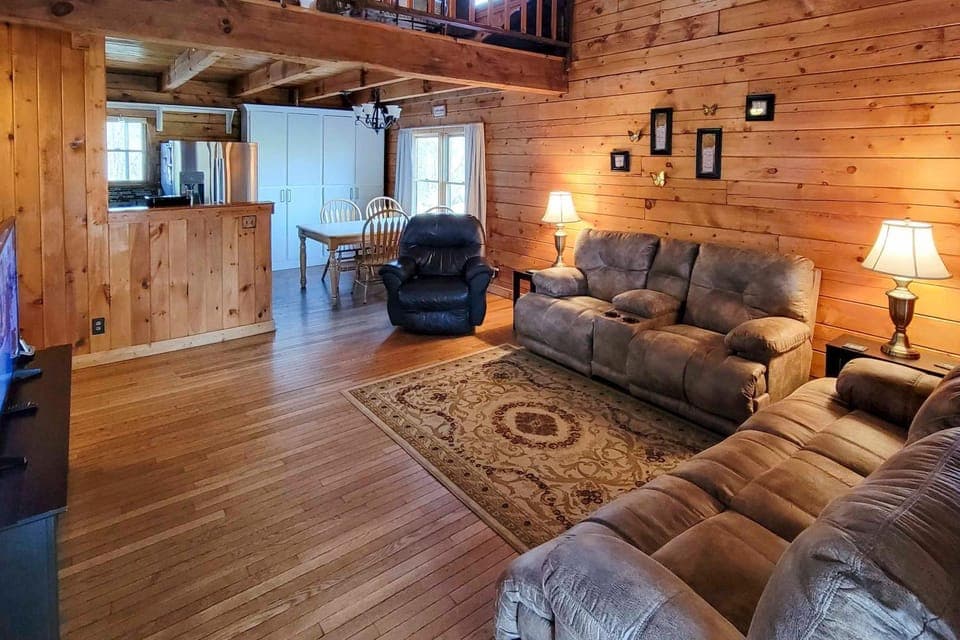 Rustic Cabin w/ Screened Deck: 8 Mi to Dollywood Cabin in Sevierville