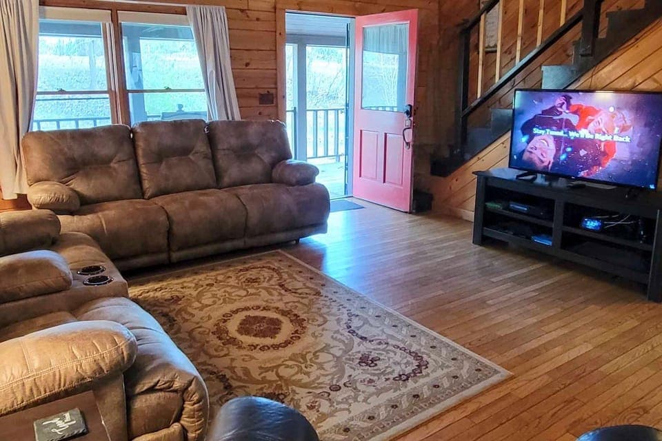 Rustic Cabin w/ Screened Deck: 8 Mi to Dollywood Cabin in Sevierville
