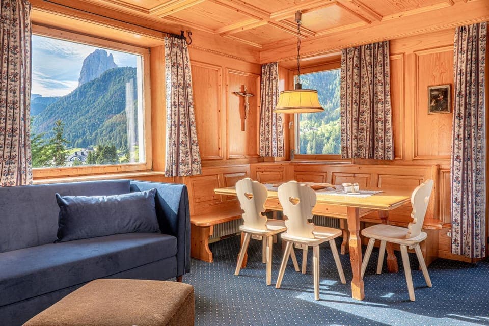 Communal lounge/ TV room, TV and multimedia, View (from property/room), Garden view, flat iron