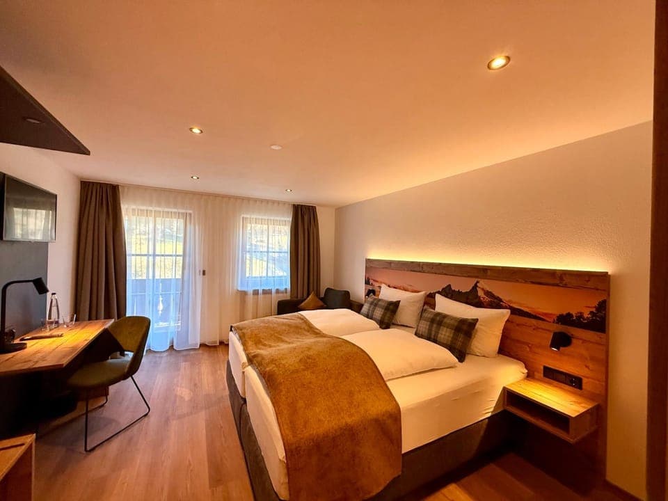 Bed, TV and multimedia, Photo of the whole room, Seating area, Bedroom