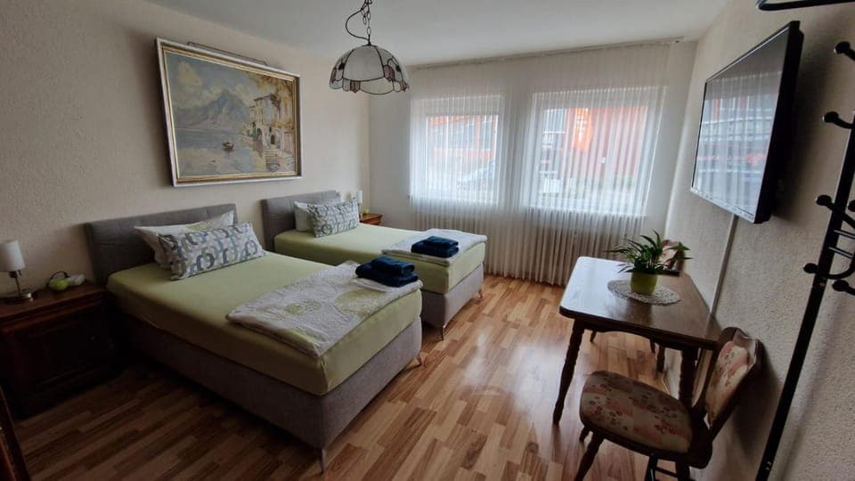 TV and multimedia, Seating area, Bedroom