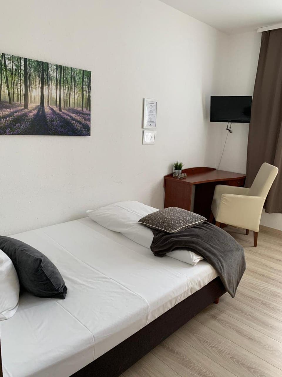 Photo of the whole room, Decorative detail, Seating area, Bedroom