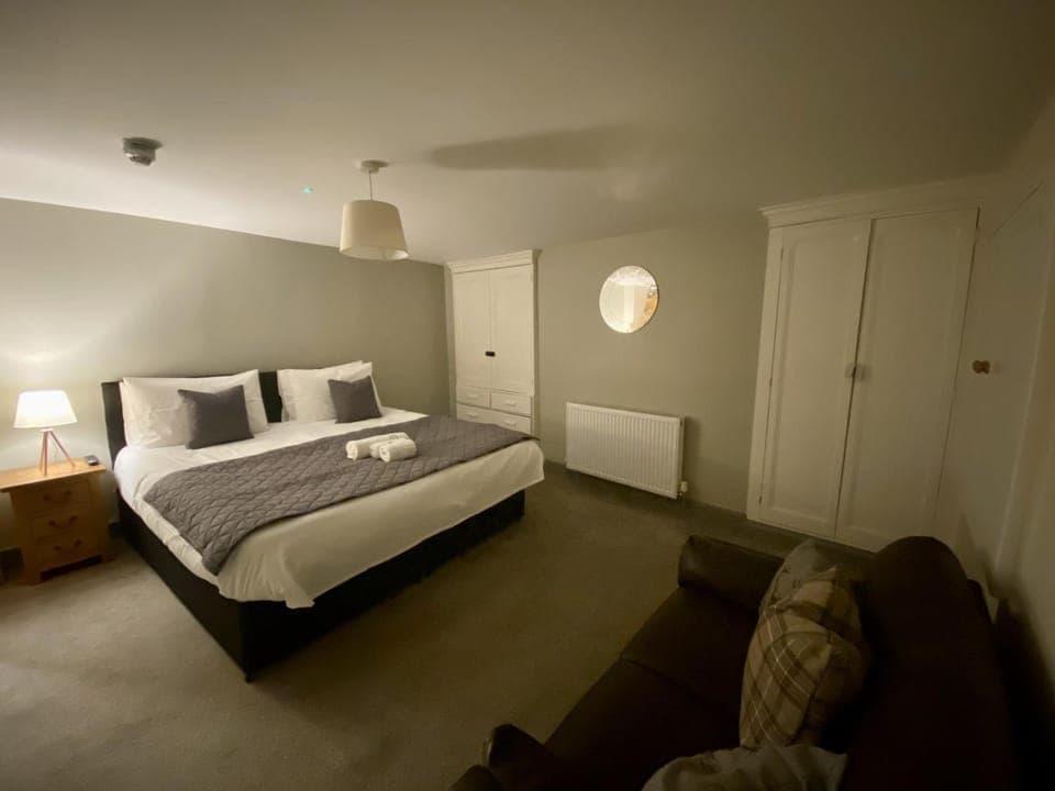 Photo of the whole room, Bedroom, wardrobe