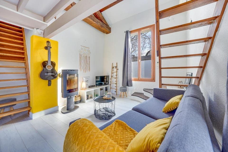 Communal lounge/ TV room, TV and multimedia, Living room, Seating area, Evening entertainment