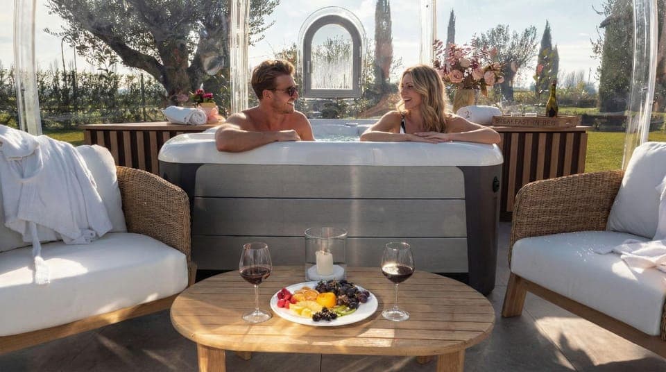 People, Hot Tub, Food and drinks, Food, Drinks, Alcoholic drinks