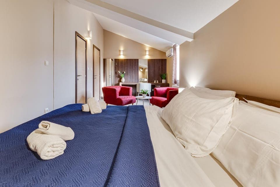 Bed, Bedroom, towels