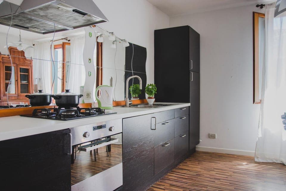 Kitchen or kitchenette, pet friendly, stove, washing machine