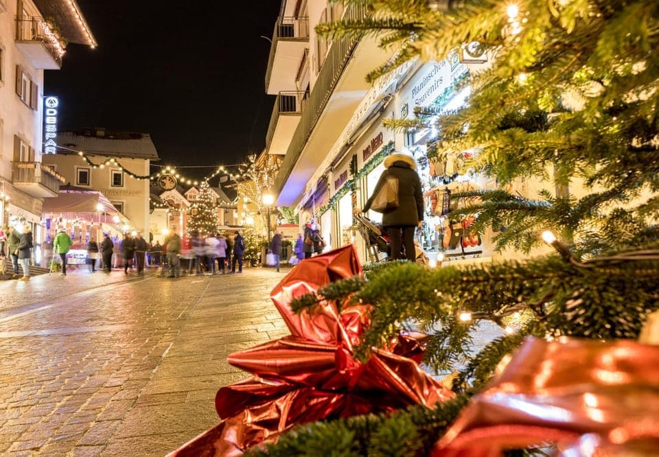 Nearby landmark, Restaurant/places to eat, People, Neighbourhood, Shopping Area