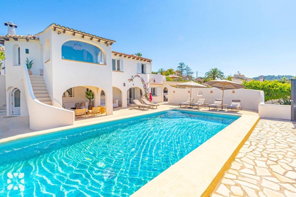 Property building, Patio, Day, Pool view, Swimming pool, sunbed