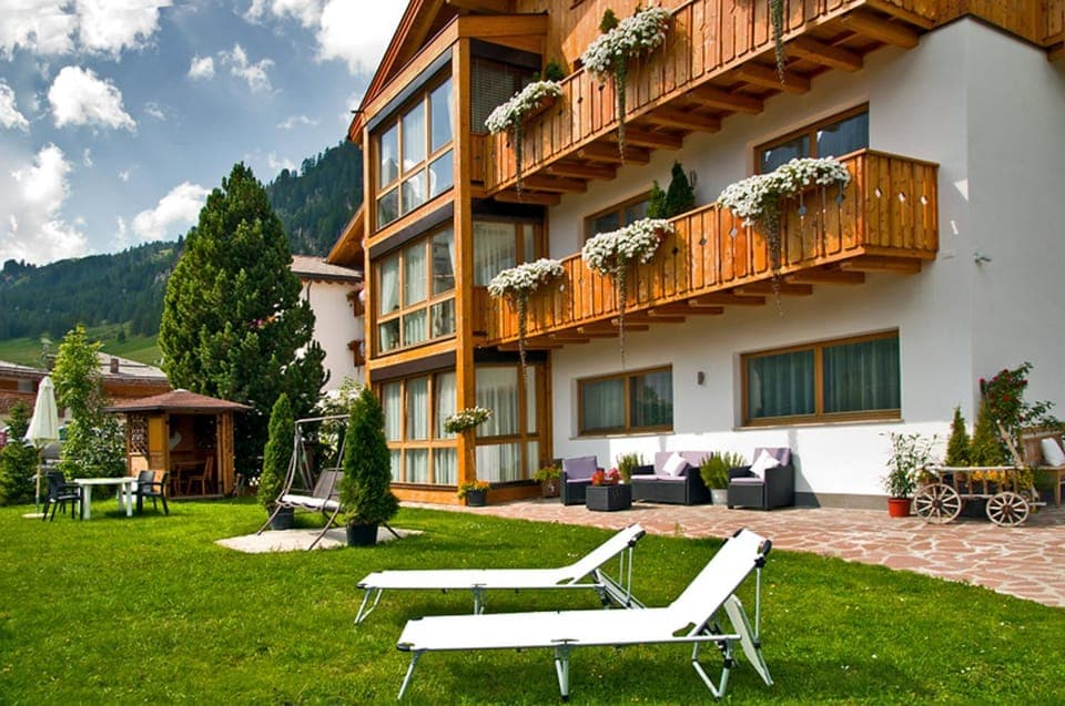 Facade/entrance, Balcony/Terrace