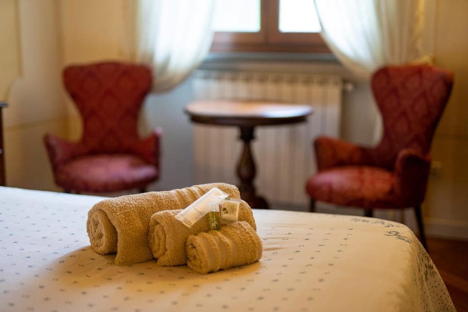 Bed, Living room, Photo of the whole room, Seating area, Bedroom, towels