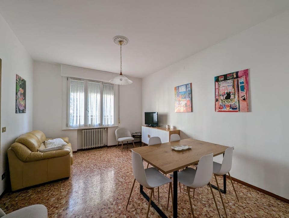 TV and multimedia, Living room, Seating area, Dining area