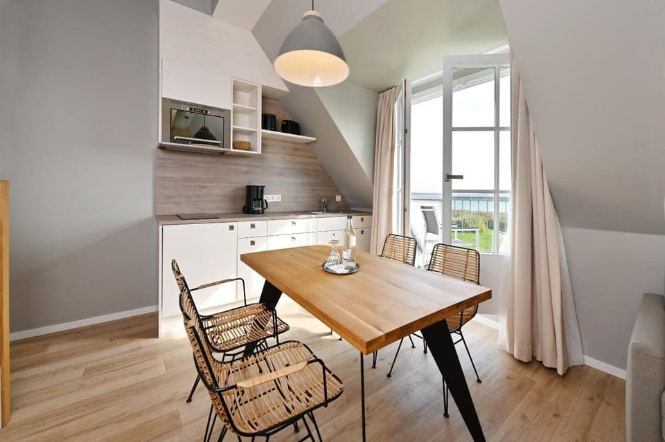 Kitchen or kitchenette, Dining area