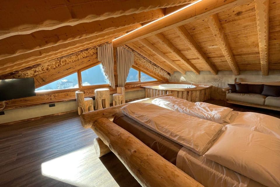 Bed, View (from property/room), Photo of the whole room, Bedroom, Lake view, Mountain view, Bath