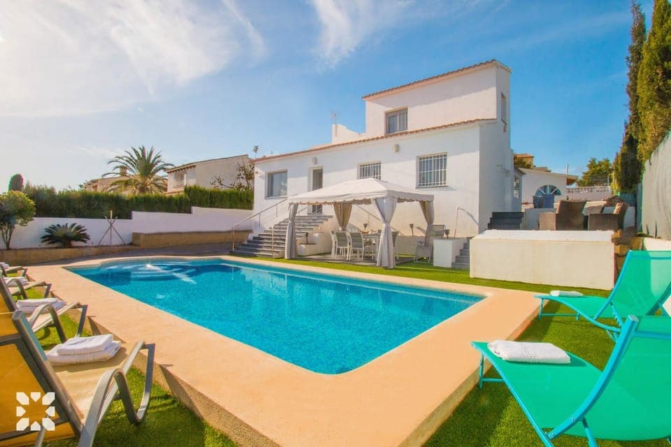 Property building, Patio, Day, Pool view, Swimming pool, sunbed