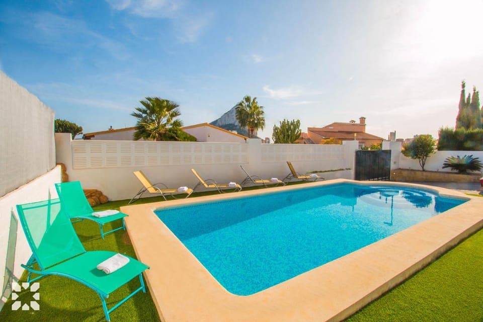 Day, Natural landscape, Pool view, Swimming pool, sunbed