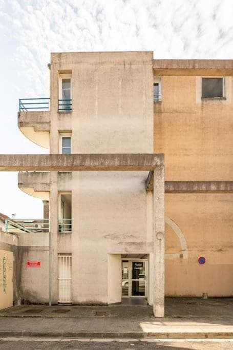 Property building, Neighbourhood