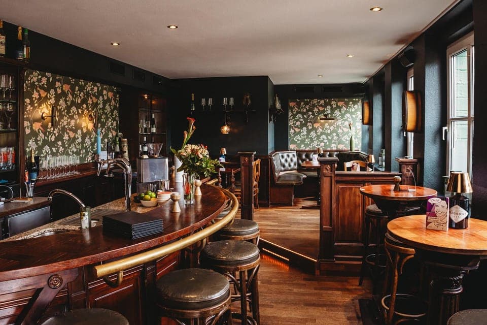 Lounge or bar, Food and drinks, Seating area, Drinks