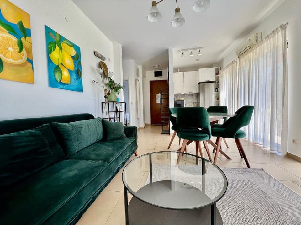 Kitchen or kitchenette, Living room, Seating area, Dining area