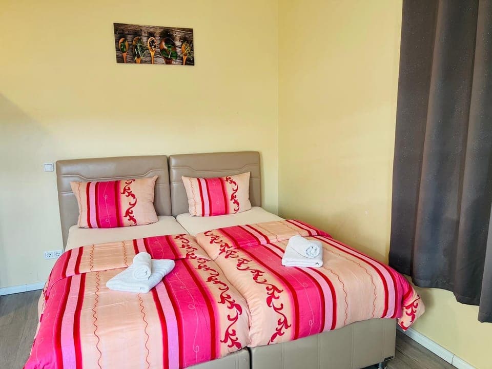 Bed, Photo of the whole room, Bedroom, towels