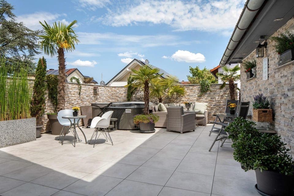 Property building, Balcony/Terrace, Living room