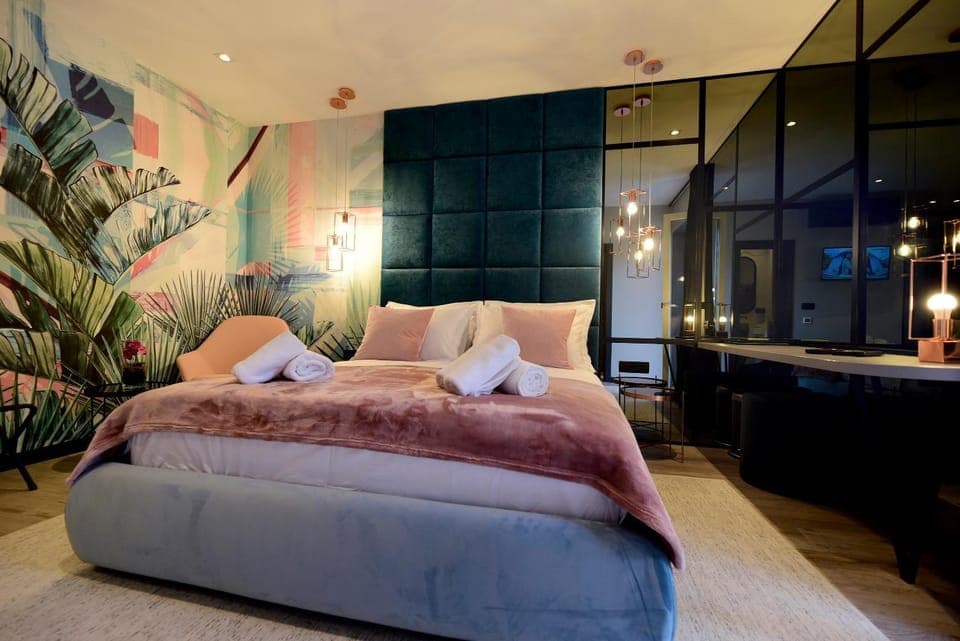 Bed, Photo of the whole room, Decorative detail