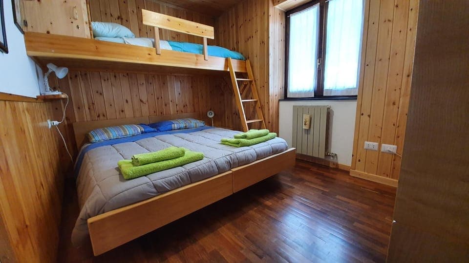 Bedroom, bunk bed