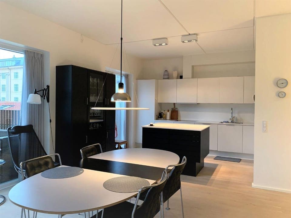 Kitchen or kitchenette, Dining area
