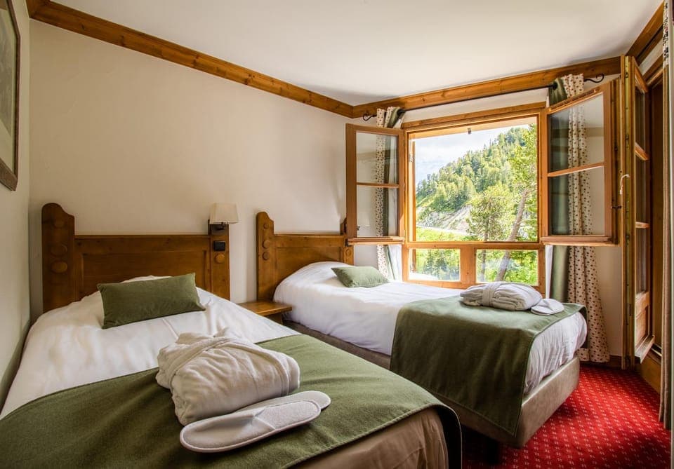 Bed, Bedroom, towels