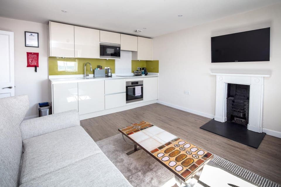 Kitchen or kitchenette, Living room, Seating area, Dining area