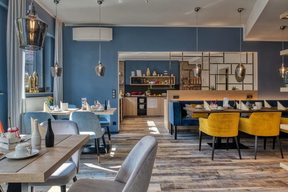 Restaurant/places to eat, Communal lounge/ TV room