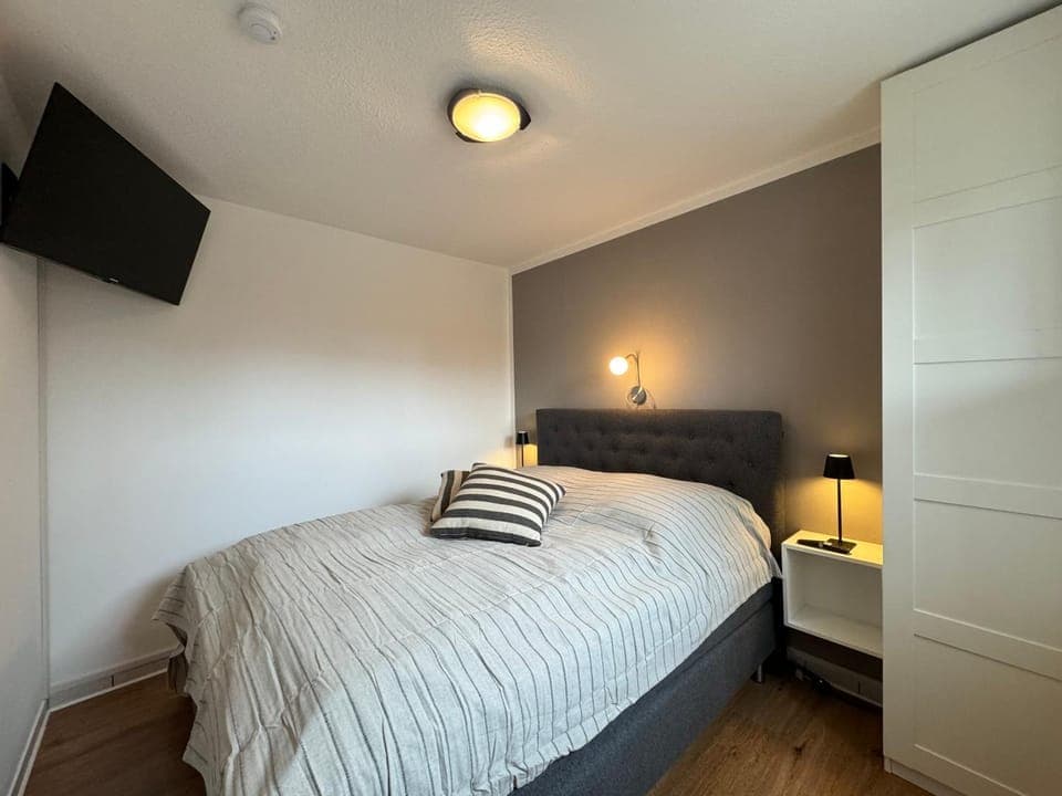 Bed, TV and multimedia, Bedroom