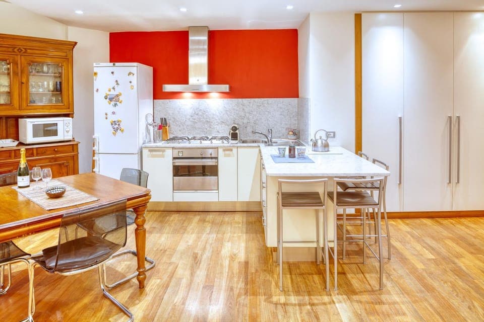 Kitchen or kitchenette, Dining area