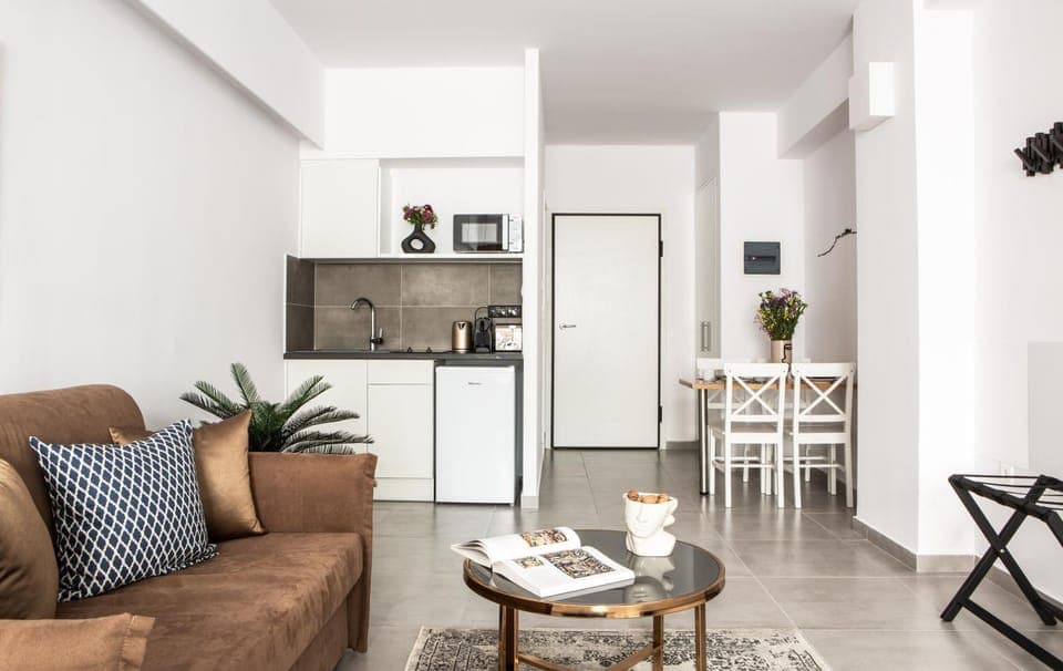 Kitchen or kitchenette, Living room, Seating area, Dining area