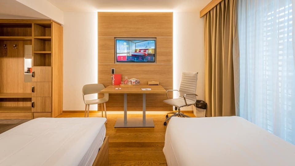 Bed, Photo of the whole room, Seating area