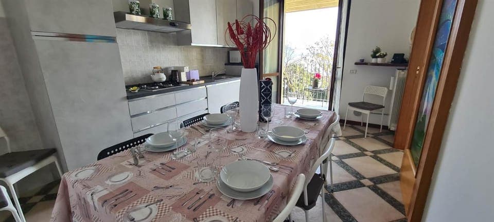 Coffee/tea facilities, Kitchen or kitchenette, Dining area, stove