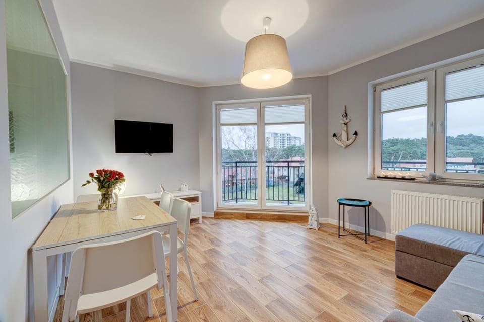 TV and multimedia, Living room, Seating area, Dining area