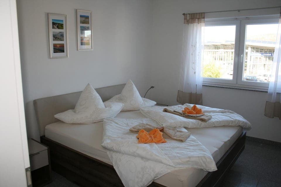 Bed, Bedroom, towels