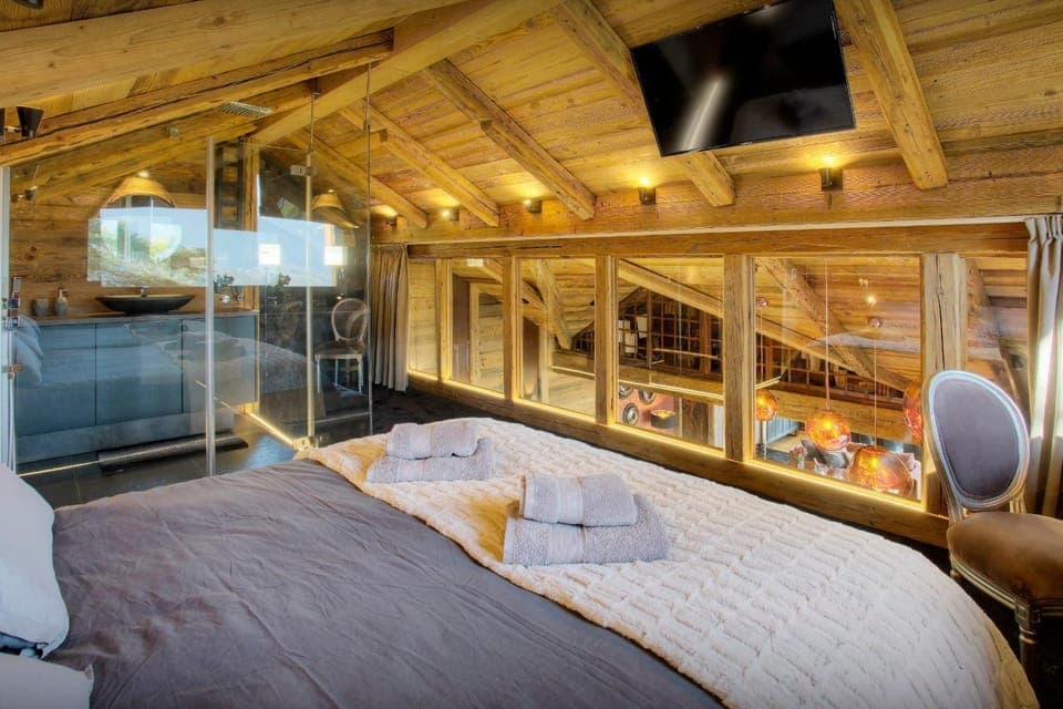 Shower, Bed, Bathroom, Photo of the whole room, Bedroom