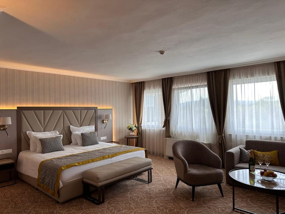 Living room, Photo of the whole room, Seating area, Bedroom