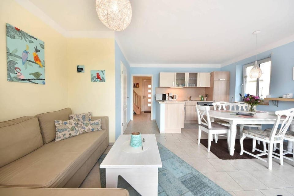 Kitchen or kitchenette, Living room, Seating area, Dining area