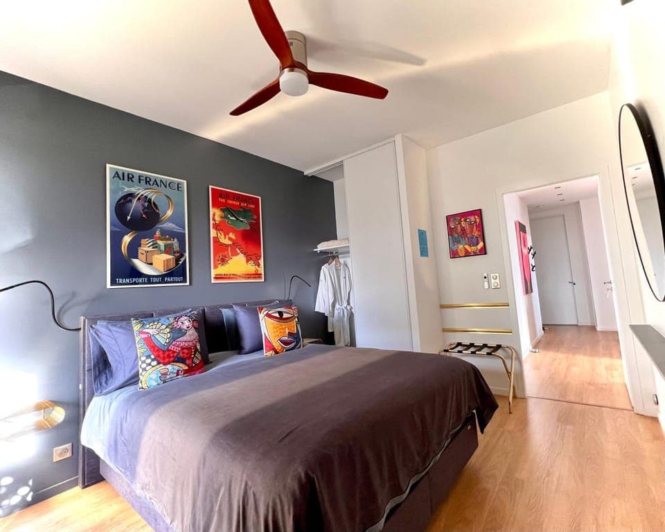 Photo of the whole room, Bedroom