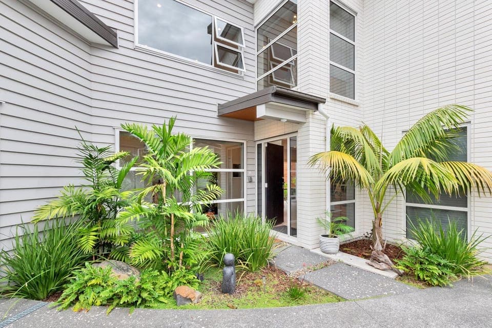 Property building, Facade/entrance, Neighbourhood, Natural landscape, Garden