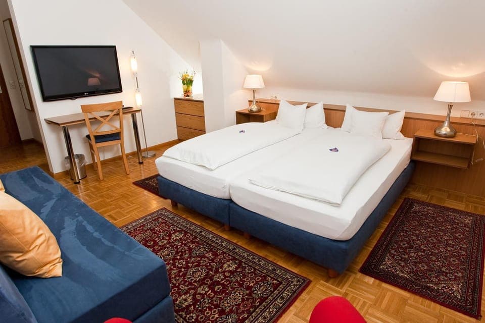 Photo of the whole room, bunk bed