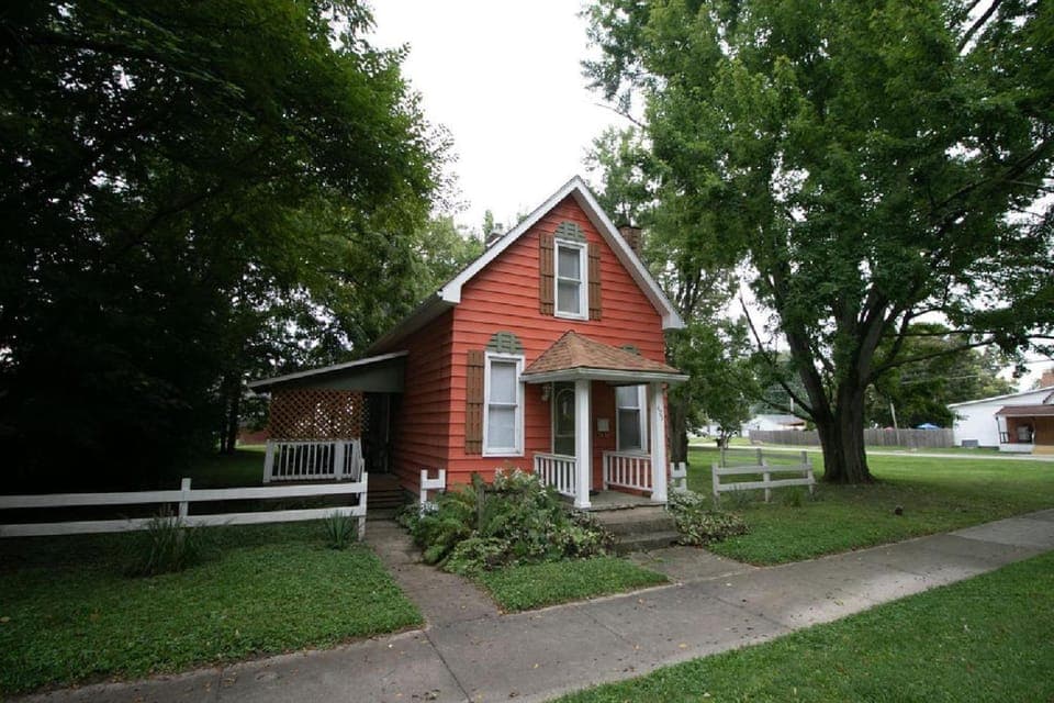 Property building, Facade/entrance, Spring, Neighbourhood, Street view